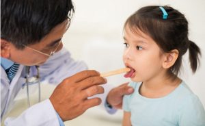 Khám lưỡi cho trẻ chậm nói