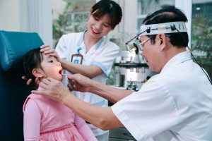 Khám tai mũi họng cho trẻ chậm nói
